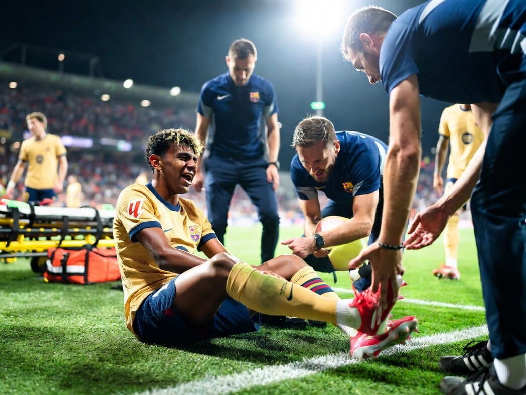 Lamine Yamal football injury moment.