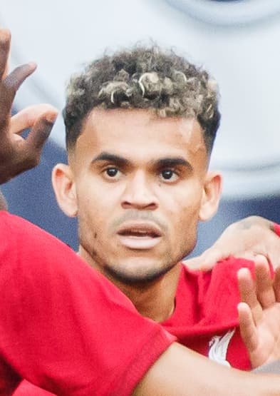 Luis Díaz dribbles past defenders during a Colombia match.