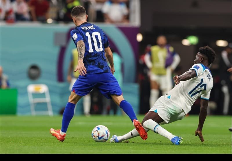Bukayo Saka dribbling from Publisic player