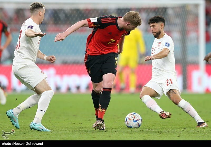 Kevin De Bruyne directing teammates
