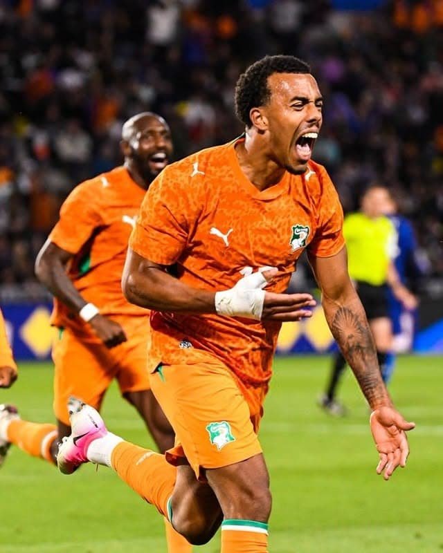 Côte d'Ivoire players celebrating before a match