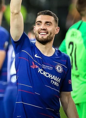 Mateo Kovačić dribbling through midfield.