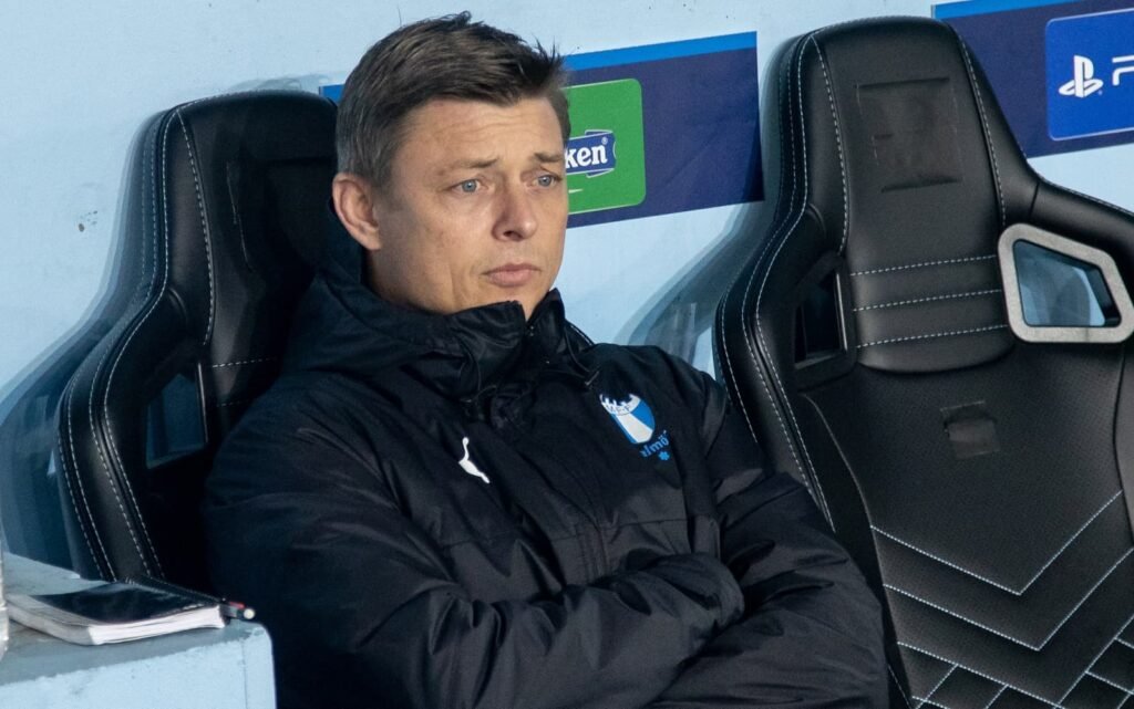 Jon Dahl Tomasson gives instructions from the sideline.