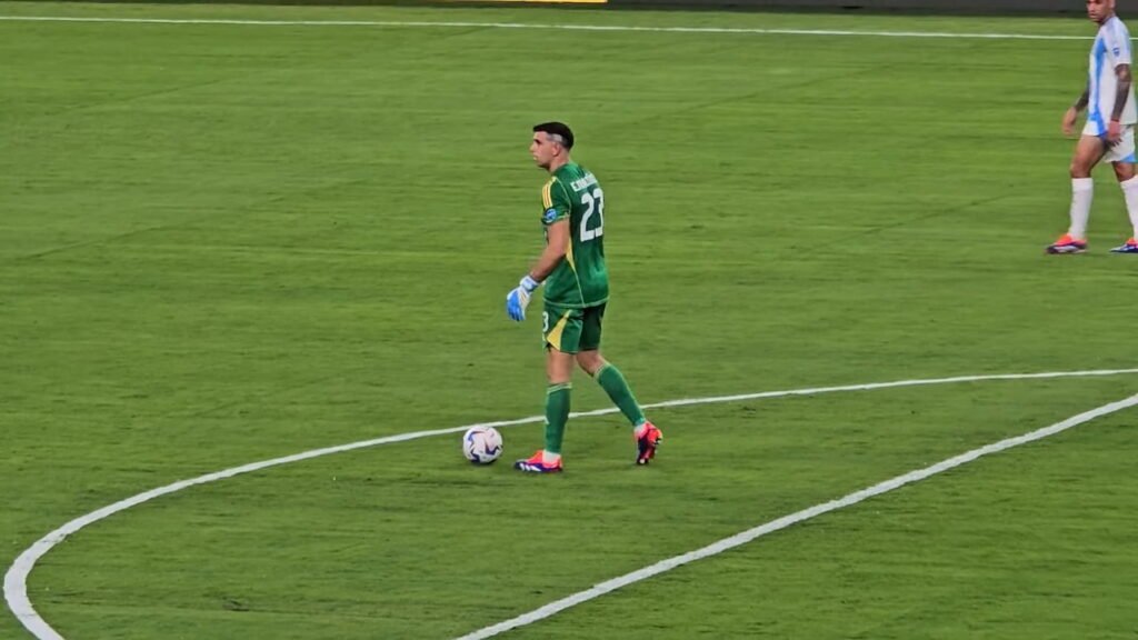 Emiliano Martínez focused on the pitch