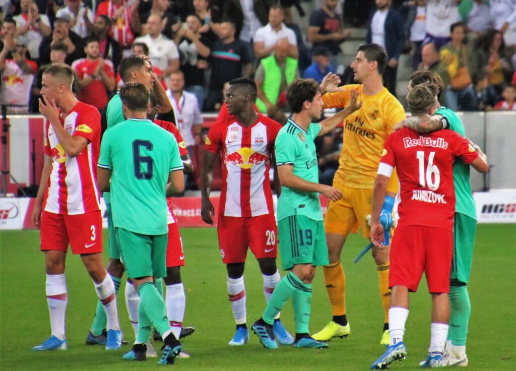 Thibaut Courtois guiding teammates