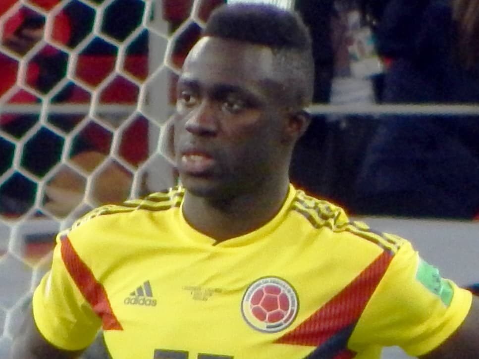 Davinson Sánchez defends during a Colombia match.