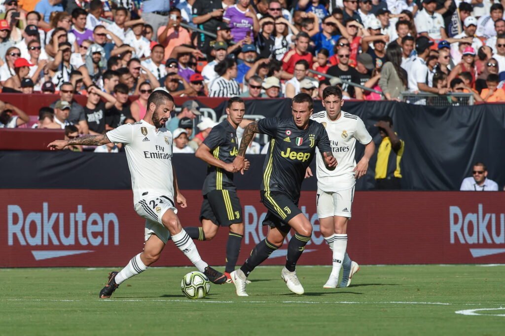 Federico Valverde controlling the ball