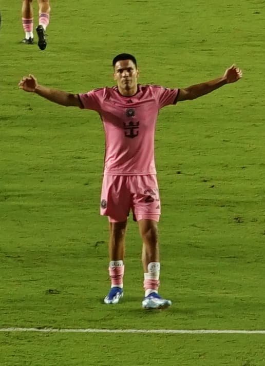 Diego Gómez controlling possession for Paraguay in midfield.