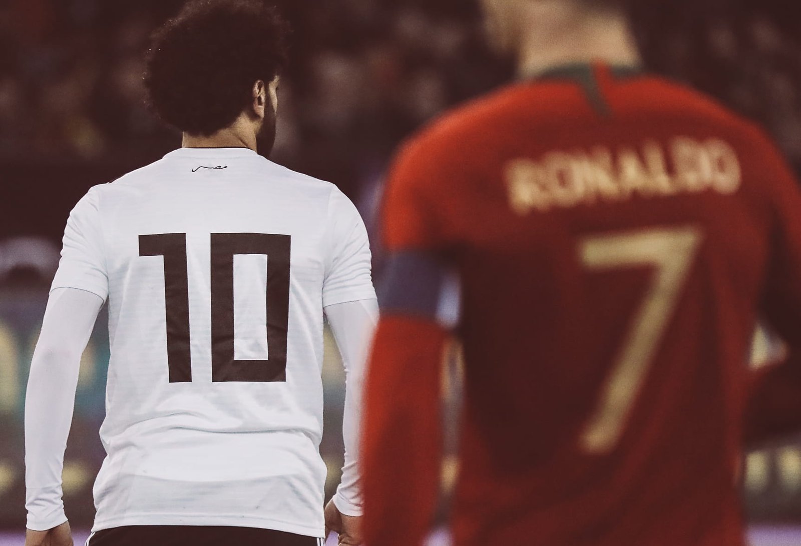 Mohamed Salah guiding teammates