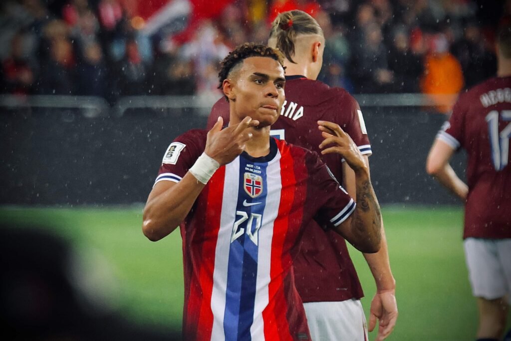Antonio Nusa dribbling past defenders for Norway