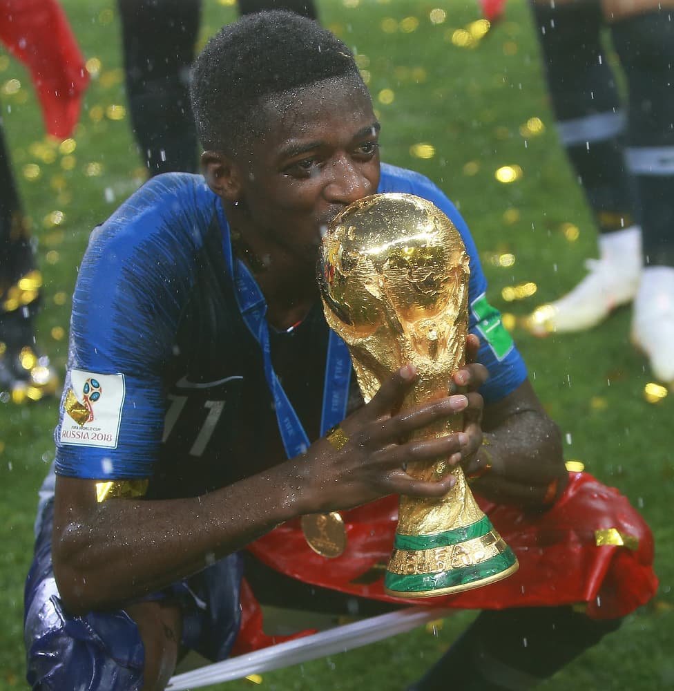 Ousmane_Dembélé kissing the FIFA trophy in 2018