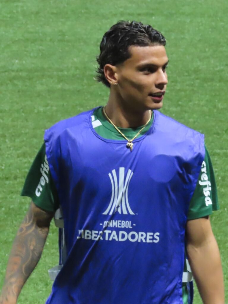 Richard Ríos in action during a Colombia match.