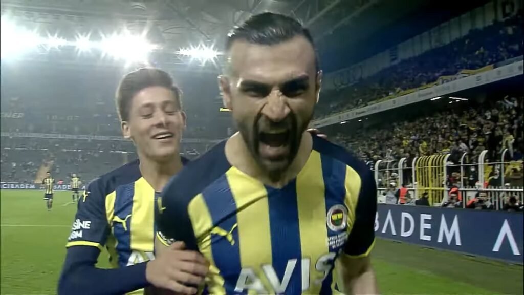 Arda Güler controls the ball during a Türkiye match.