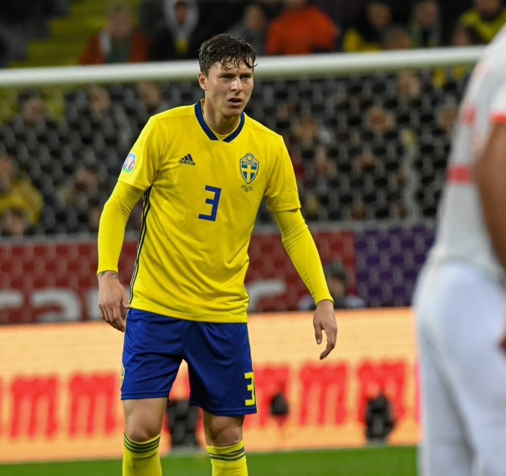 Victor Lindelöf organizes Sweden's defense.