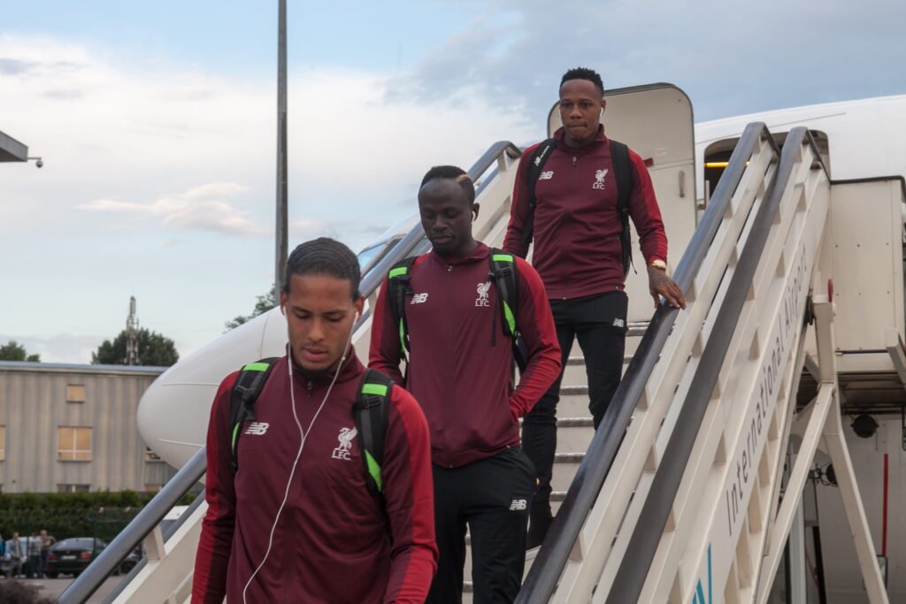 Virgil van Dijk guiding teammates